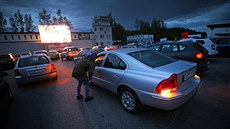 Promítání filmu Samotáři v improvizovaném autokině na letišti v Henčově u...