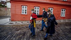 lenové historického vojenského pluku míí v dobových uniformách do kostela sv....