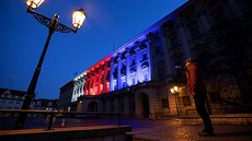 Na znamení dne solidarity se v barvách hnutí Giving Tuesday rozsvítil �ernínský...