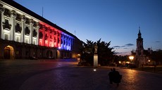 Na znamení dne solidarity se v barvách hnutí Giving Tuesday rozsvítil �ernínský...