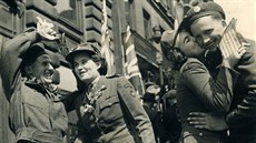Kanadští vojáci oslavují v centru Londýna konec 2. světové války. (květen 1945)