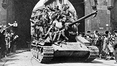 Tank Rudé armády projíždí pod Prašnou branou v centru Prahy.  (květen 1945)  | na serveru Lidovky.cz | aktuální zprávy