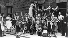 Oslavy konce 2. sv�tové války v Battersea v ji�ním Londýn�. (kv�ten 1945)