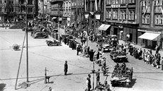 Lidé vítají vojáky americké armády v centru Plzně (6. května 1945)