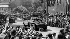 Lidé vítají vojáky americké armády v centru Plzn (6. kvtna 1945)