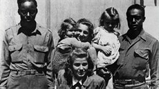 Mladé ženy s dětmi se po osvobození Plzně fotí s vojáky americké armády. (6....