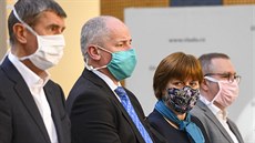 Zleva premiér Andrej Babi�, nám�stek ministra zdravotnictví Roman Prymula,...