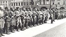 Jednotky Rudé armády nastoupené v kvtnu 1945 na námstí v Novém Jiín.