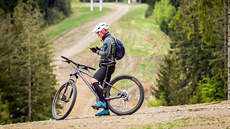 K Lipnu vyrazili i cyklisté, kterým zaal slouit bikepark a floutrejl.