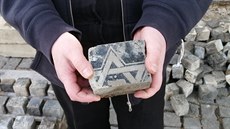 Jedna z dlaebních kostek, které se naly pi rekonstrukci Václavského námstí....
