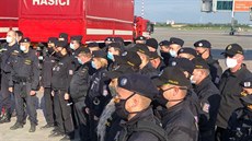 Policisté pomáhali hasim s vykládkou posledního letadla se zdravotnickým...