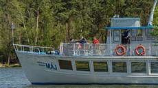 S více než měsíčním zpožděním začala sezona výletních lodí na Máchově jezeře u...