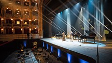 P�ekrásn� zrekonstruovaná Státní opera se p�i benefi�ním koncert� musela obejít...
