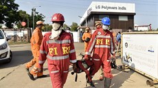 Únik plynu v indické továrn LG Polymers zabil nejmén est osob, 200 lidí bylo...