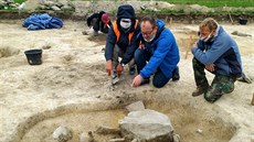 Archeolog Martin Trefný ukazuje na místo, kde byla nalezena více ne ti a pl...