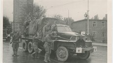 Sovttí vojáci v aut ped zlínským mrakodrapem. Snímek je datován 2. kvtna...