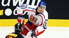 eský hokejista Jaromír Jágr (v bílém) útoí bhem zápasu na MS 2005 ve Vídni...