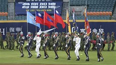 estná strá pichází s tchajwanskou vlajkou ped zápasem baseballové ligy.