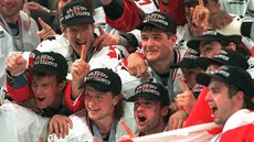 Kanadští hokejisté slaví zlato na mistrovství světa 1997 v Helsinkách.