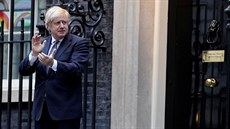 Premiér Boris Johnson tleská zdravotníkm (30. dubna 2020).
