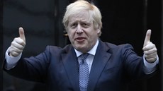 Boris Johnson ukazuje zdviené palce pro nemocniní personál v rámci akce...