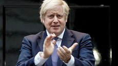 Boris Johnson tleská zdravotníkm. (30. dubna 2020)