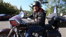 Poslanec Jaroslav Foldyna na sjezdu No�ních vlk�, kte�í se sjeli u h�bitova...