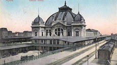 Plze hlavní nádraí na dobové pohlednici z roku 1908
