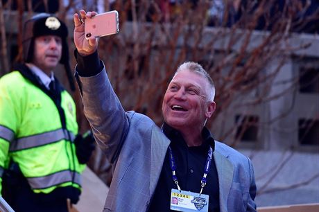 Brett Hull si bhem letoního Utkání hvzd NHL bhem selfíko.