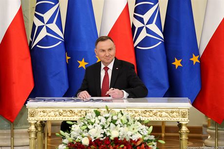 Polský prezident Andrzej Duda pi podpisu nové národní bezpenostní strategie