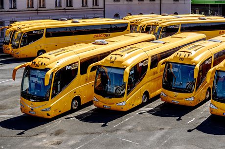 Dálkové autobusy spolenosti RegioJet odstavené na praském nádraí Florenc....