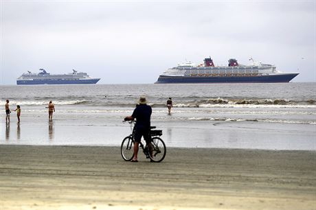 Výletní lod Disney Wonder (vpravo) a Celebrity Cruise kotví nedaleko pláe...