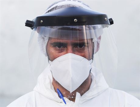 Zdravotník v ochranném obleku v brazilském Sao Paulu. (12. kvtna 2020)