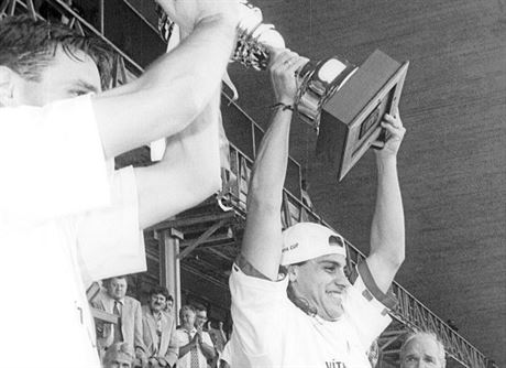 Argentinský kanonýr Lazzaro v roce 2000 s vítznou pohárovou trofejí po...