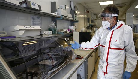 Zatímco experti zkoumají koronavirus v laboratoích, David You vyuívá jejich...