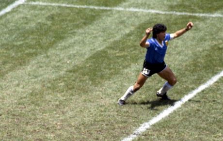 Diego Maradona z Argentiny slaví svou Boí ruku, gól v zápase s Anglií na Ms...