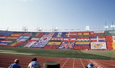 ZAHÁJENÍ HER V LOS ANGELES 1984. Choreo organizátor a divák vytvoilo na...