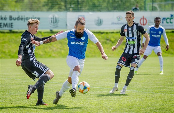 Fotbalový záložník Martin Kučera (v modrém) po šesti letech skončil v A-týmu Táborska. V klubu dále zůstává jako správce stadionu v Kvapilově ulici, fotbal bude hrát dál za divizní Lom. 