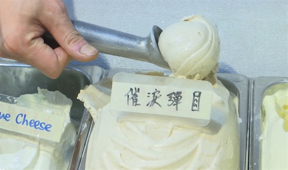 V Hong Kongu prodávají zmrzlinu s píchutí slzného plynu. (15. kvtna 2020)