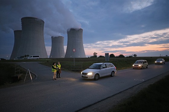 Autokino pod věžemi Jaderné elektrárny Dukovany začalo promítat v pátek 15....