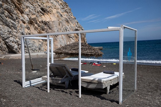 Plážová lehátka na řeckém ostrově Santorini nově obklopují stěny z plexiskla....