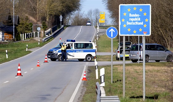 Policista hlídkující u německo-rakouského hraničního přechodu na silnici B512...