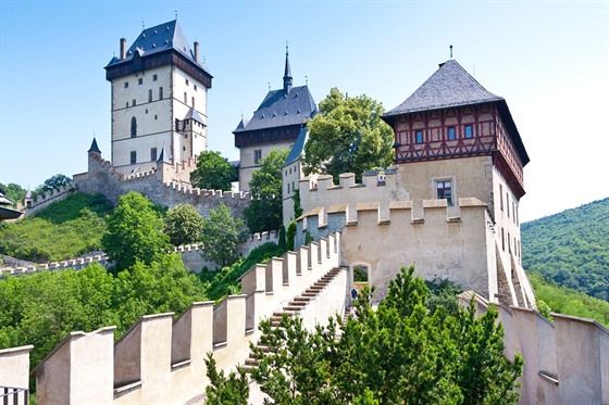 Karltejn - Karltejn je mohutný kamenný hrad zaloený Karlem IV. Hlavními...