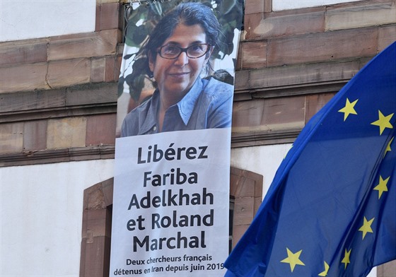 Plakát na radnici ve Štrasburku žádající propuštění francouzsko-íranské...
