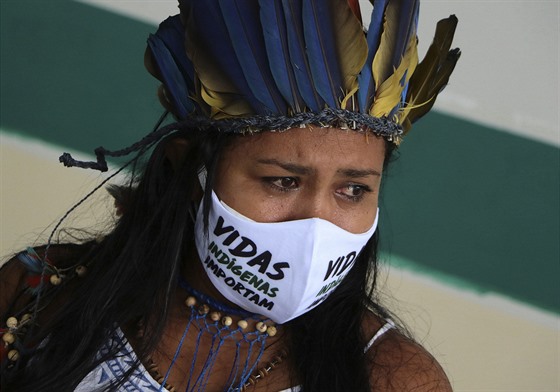 Braziltí indiáni oplakávají smrt svého náelníka, který zemel na covid-19....