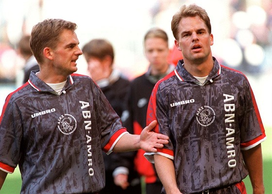 Ronald (vlevo) a Frank (vpravo) De Boerovi v dresu Ajaxu Amsterdam. Spolen...