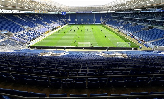 Prázdný stadion Hoffenheimu úed restartem nmecké bundesligy po koronavirové...