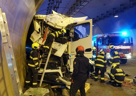 Nehoda kamionu v Komoanském tunelu ve smru na dálnici D1.