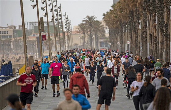 Zcela zaplnná promenáda v Barcelon, která je opt otevená za úelem...