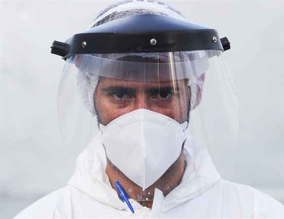 Zdravotník v ochranném obleku v brazilském Sao Paulu. (12. kvtna 2020)